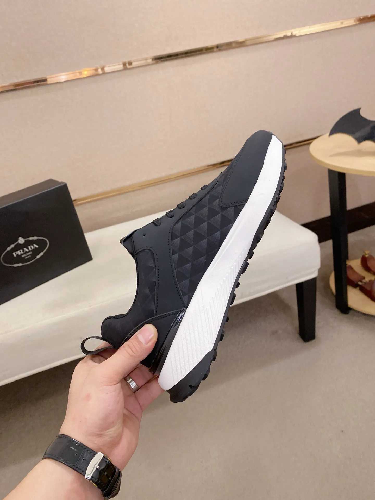 Men's shoes 💰 442💰 ✔️✔️✔️The new PRADA (Prada) counters are launched simultaneously. The new men's shoes and 😘fabrics are made of selected cowhide and waterproof and breathable fabrics. Lining: Breathable mesh lining. 👍🏿 High-end ☄️ air-cushion molded anti-slip rubber outsole, exquisite lines, simple and elegant, comfortable and high-end for leisure travel. Code number: 38 to 44 (45 can be customized and cannot be returned or exchanged)